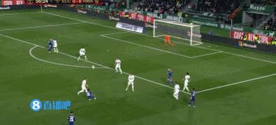 表情严肃拉菲尼亚国家队惨败后回到巴塞罗那