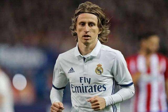 巴萨王者归来！费兰托雷斯帽子戏法领衔三连胜，欧冠复仇战即将打响