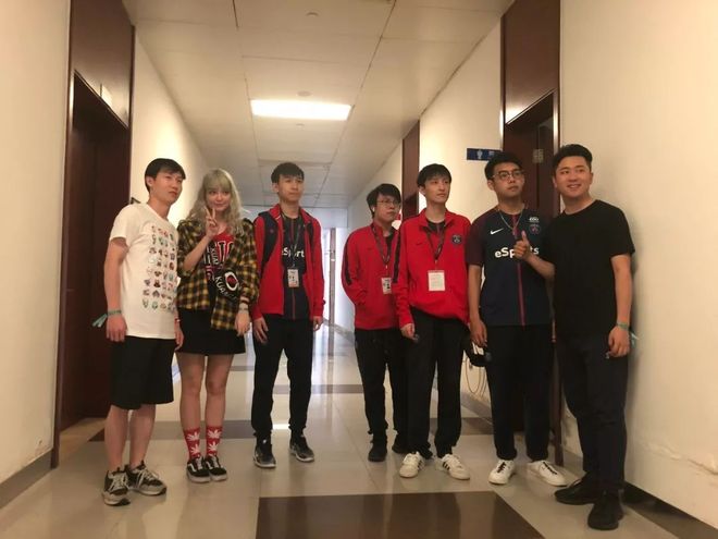 因此